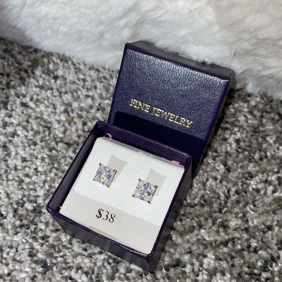 NWT.  14K Gold Cubic zirconia stud earrings. 7mm square. - Picture 4 of 5